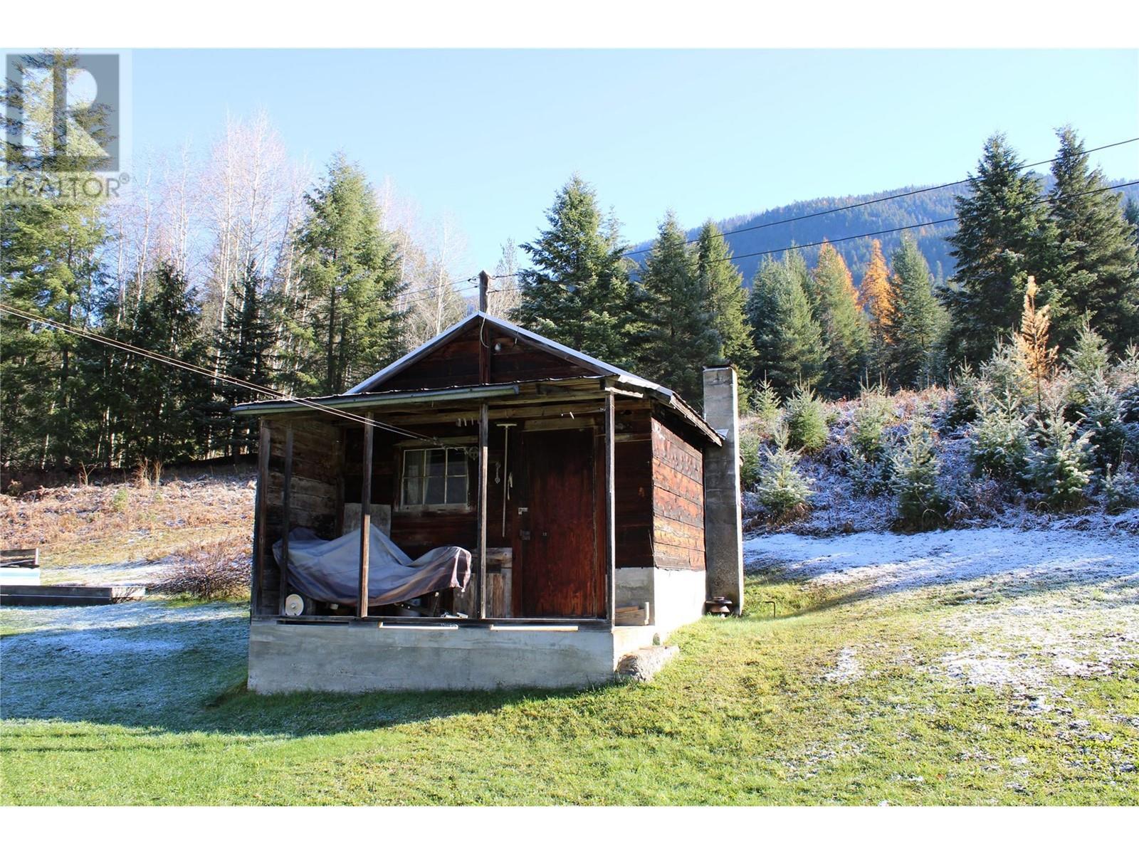 6915 Kimoff Road, Appledale, BC - Outdoor