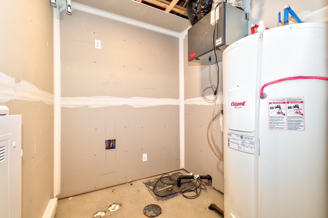 Rangement - 8730 Rue De Touraine, Sorel-Tracy, QC - Indoor Photo Showing Basement