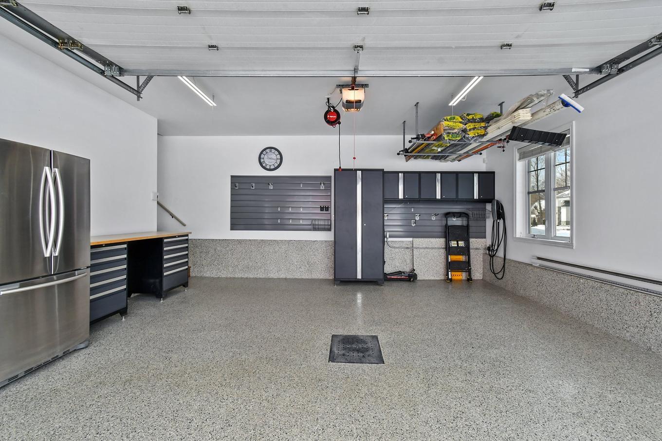 Garage - 381 Rue Des Eaux-Vives, Saint-Jérôme, QC - Indoor Photo Showing Garage