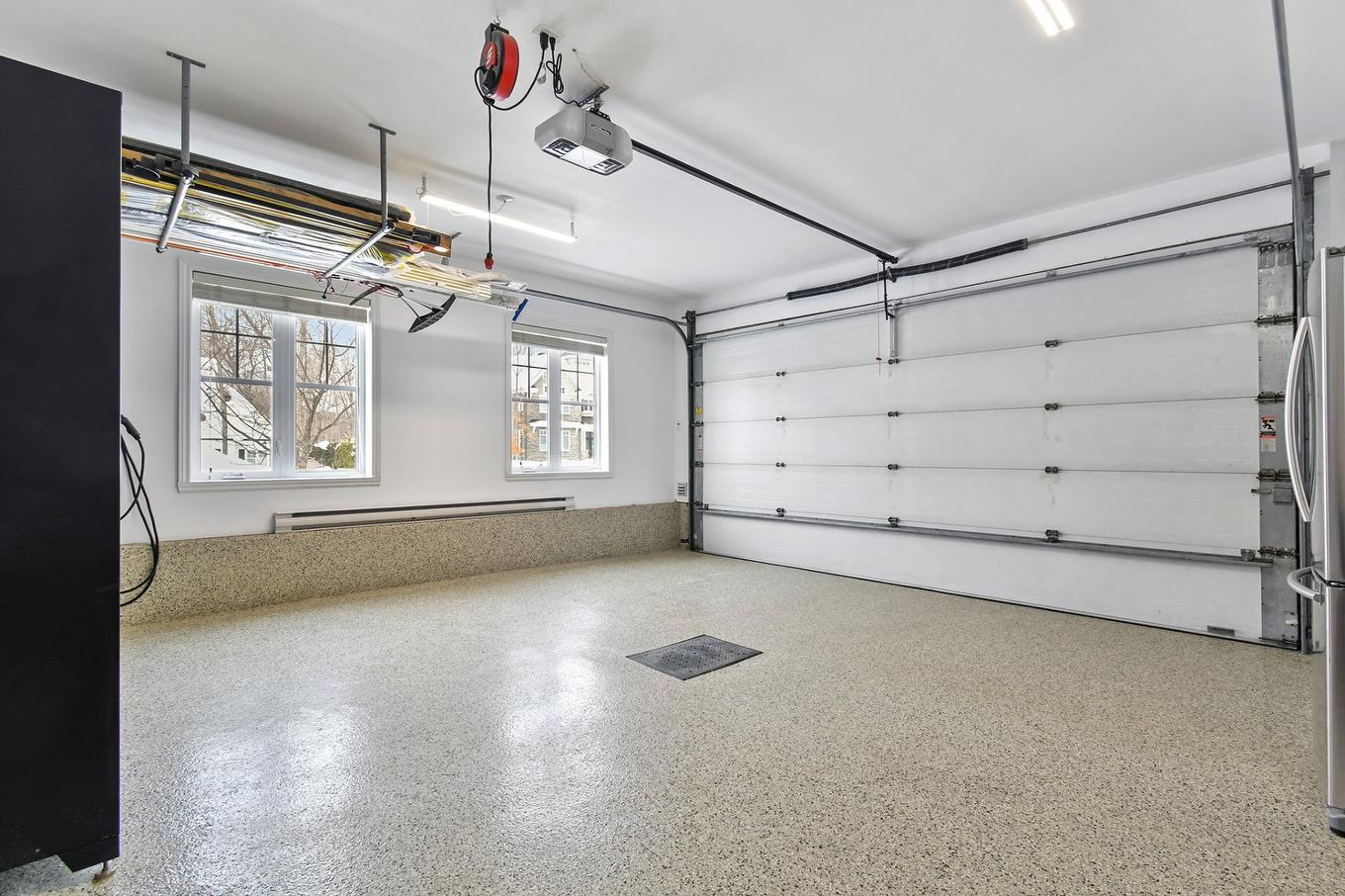 Garage - 381 Rue Des Eaux-Vives, Saint-Jérôme, QC - Indoor Photo Showing Garage