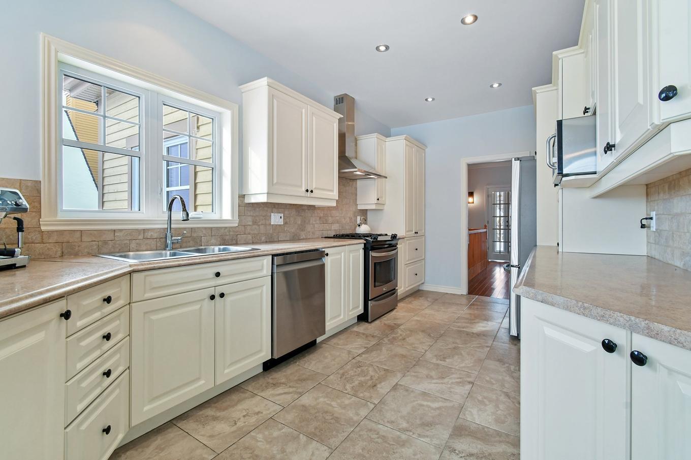 Cuisine - 381 Rue Des Eaux-Vives, Saint-Jérôme, QC - Indoor Photo Showing Kitchen With Double Sink