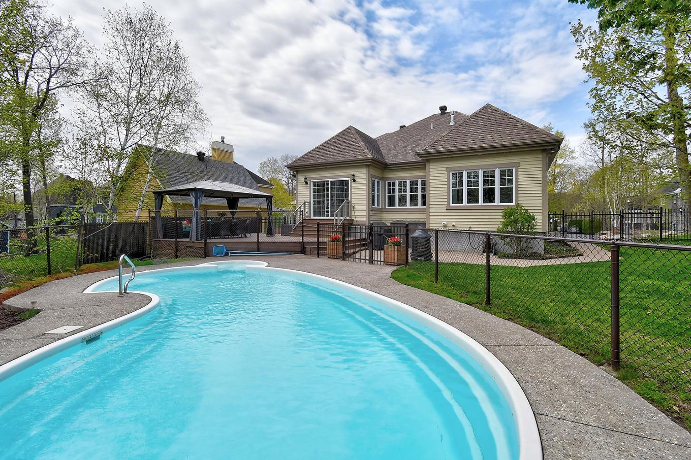 Face arrière - 381 Rue Des Eaux-Vives, Saint-Jérôme, QC - Outdoor With In Ground Pool With Backyard