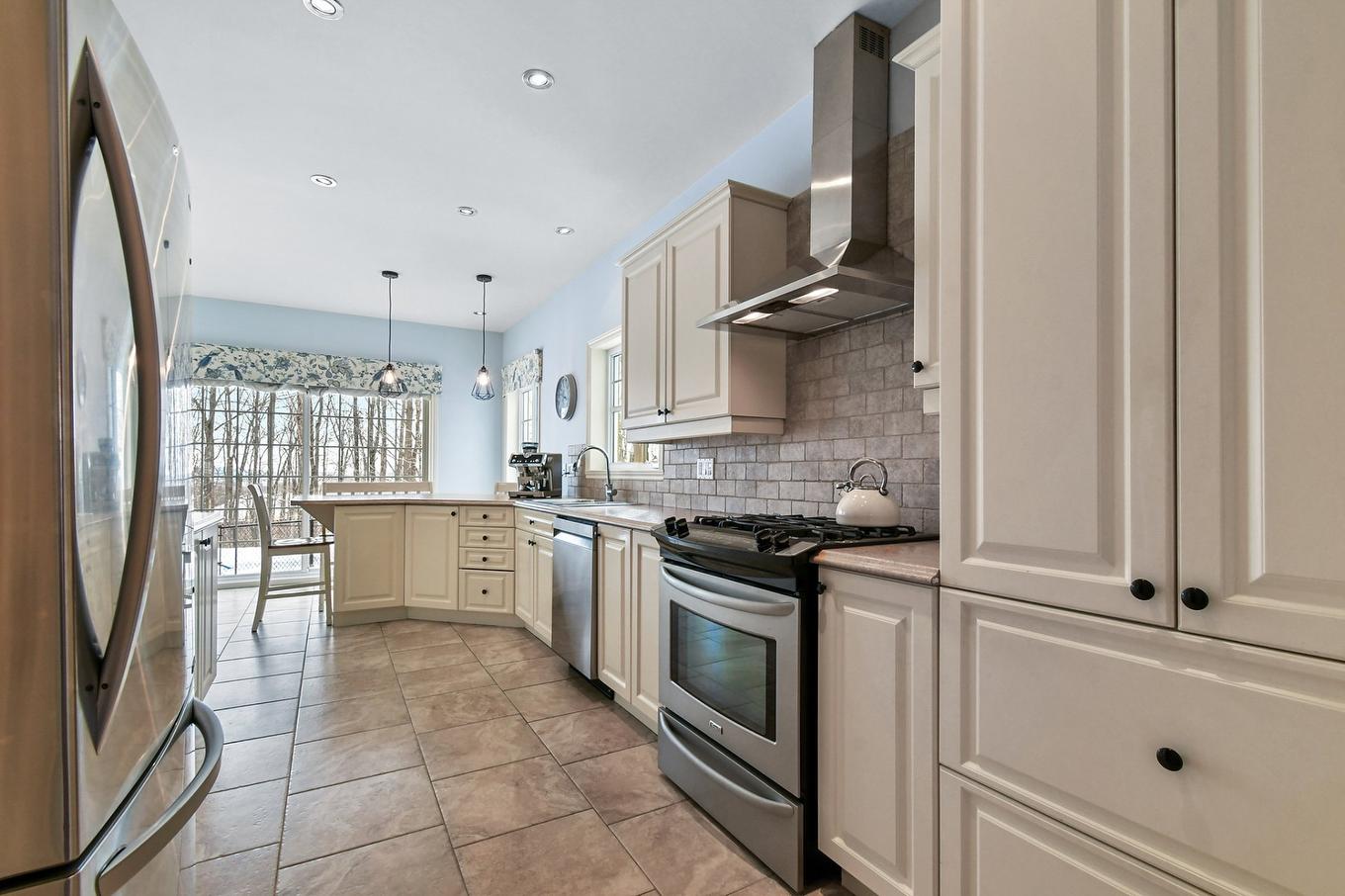 Cuisine - 381 Rue Des Eaux-Vives, Saint-Jérôme, QC - Indoor Photo Showing Kitchen With Upgraded Kitchen