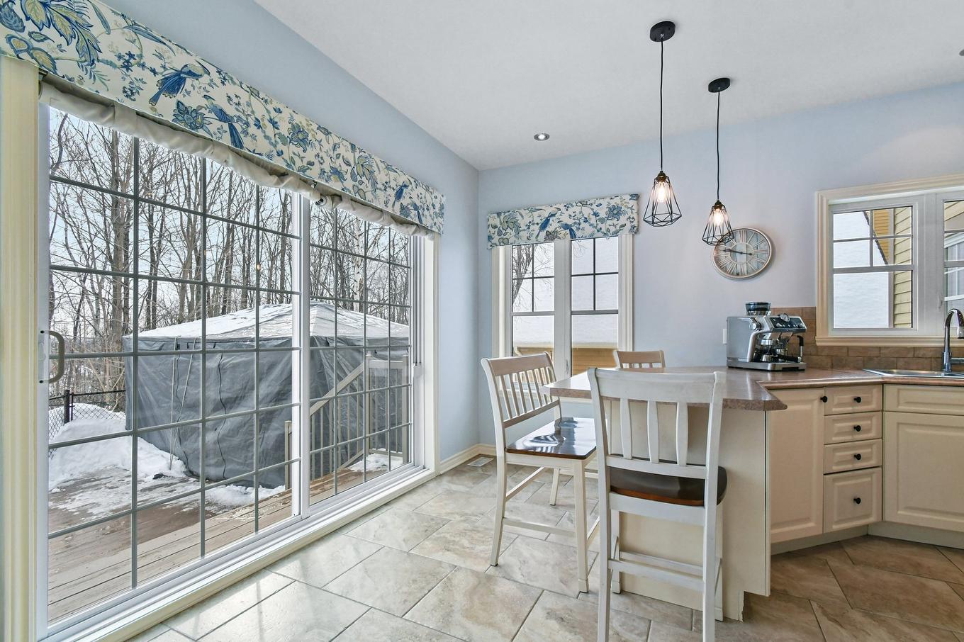 Coin-repas - 381 Rue Des Eaux-Vives, Saint-Jérôme, QC - Indoor