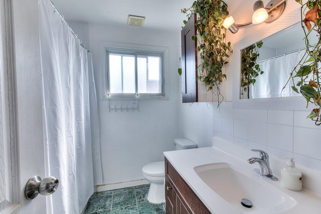 Bathroom - 1329 - 1331 100E Avenue, Laval (Chomedey), QC - Indoor Photo Showing Bathroom