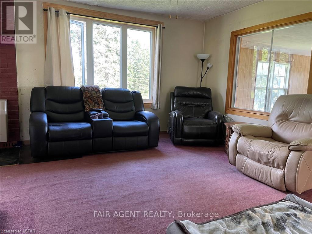 2442 Highway 520, Magnetawan, ON - Indoor Photo Showing Living Room