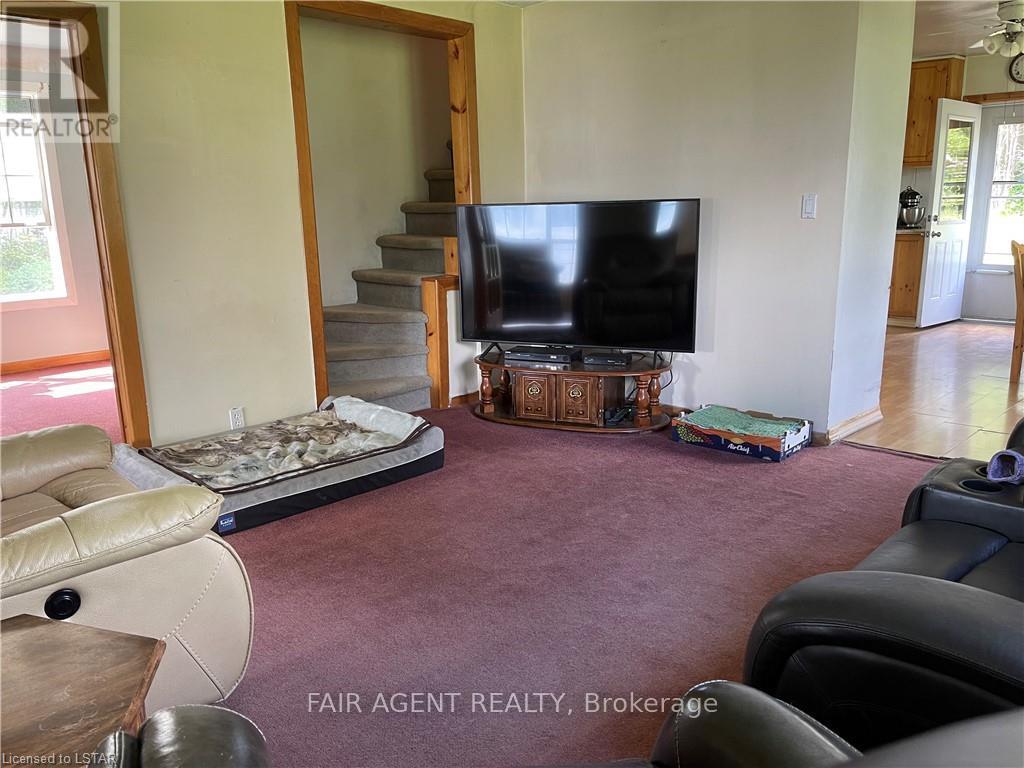 2442 Highway 520, Magnetawan, ON - Indoor Photo Showing Living Room