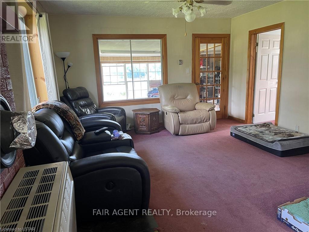 2442 Highway 520, Magnetawan, ON - Indoor Photo Showing Living Room