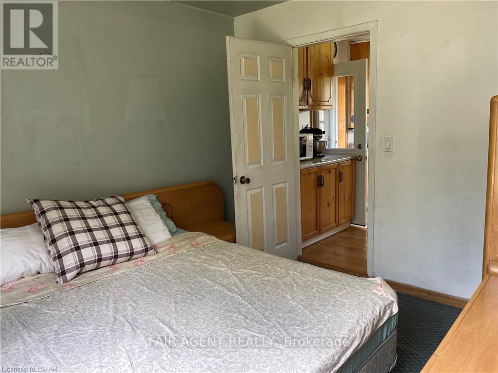2442 Highway 520, Magnetawan, ON - Indoor Photo Showing Bedroom