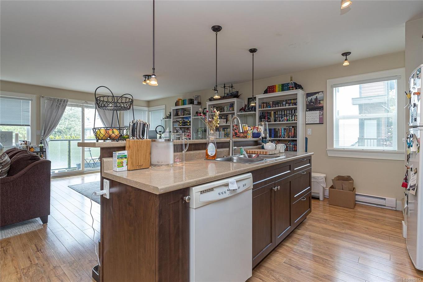 1044 Hillside Ave, Victoria, BC - Indoor