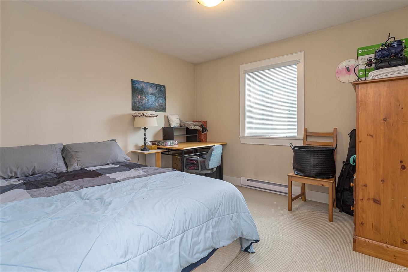 1044 Hillside Ave, Victoria, BC - Indoor Photo Showing Bedroom