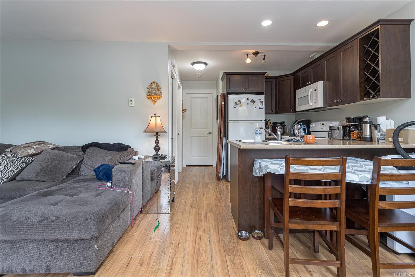 1044 Hillside Ave, Victoria, BC - Indoor Photo Showing Kitchen