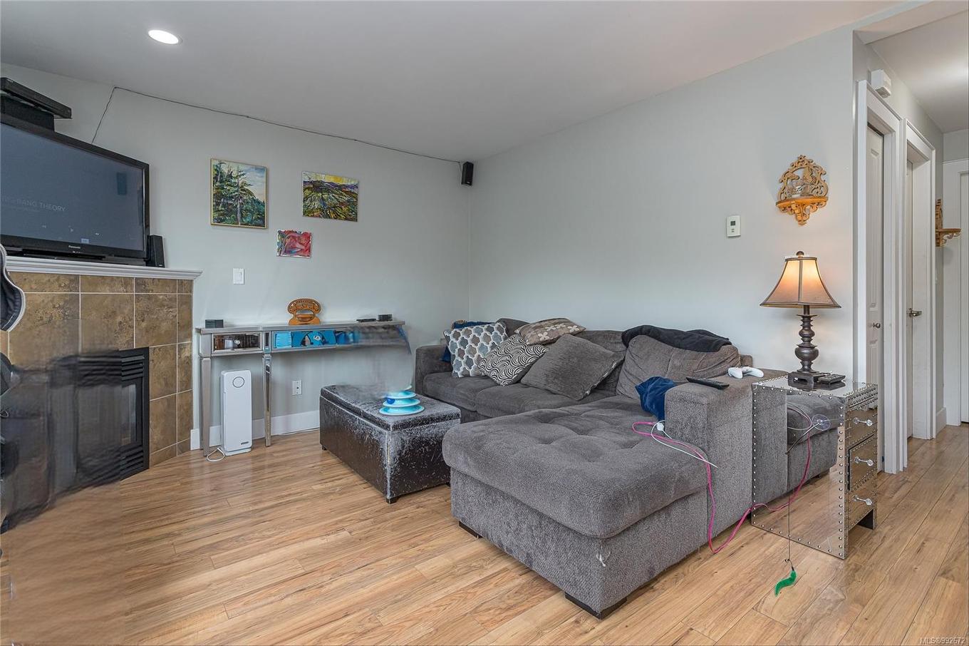 1044 Hillside Ave, Victoria, BC - Indoor Photo Showing Living Room With Fireplace