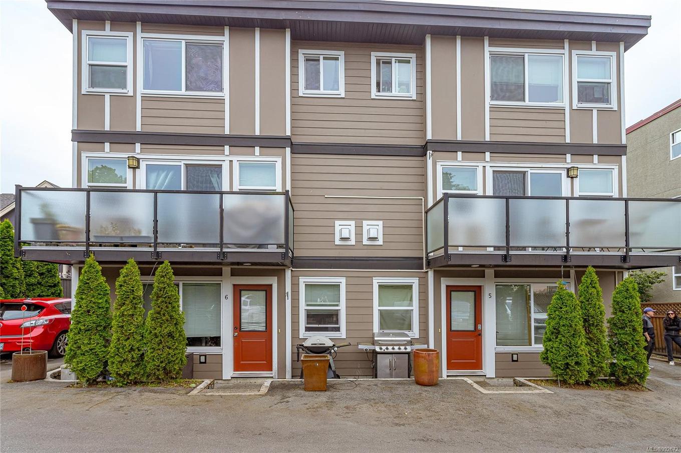 1044 Hillside Ave, Victoria, BC - Outdoor With Facade