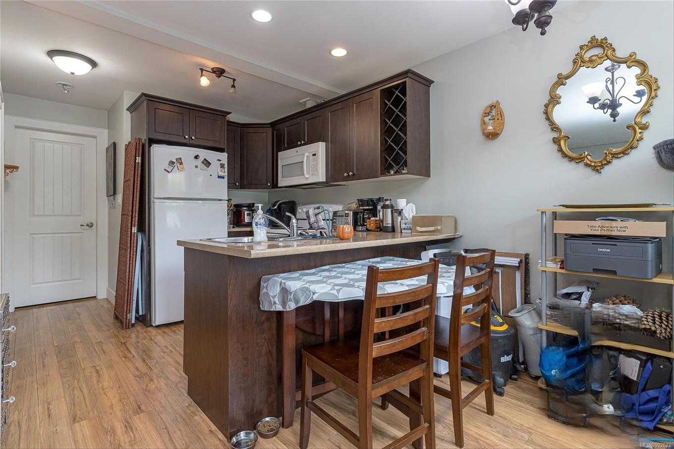 1044 Hillside Ave, Victoria, BC - Indoor Photo Showing Kitchen