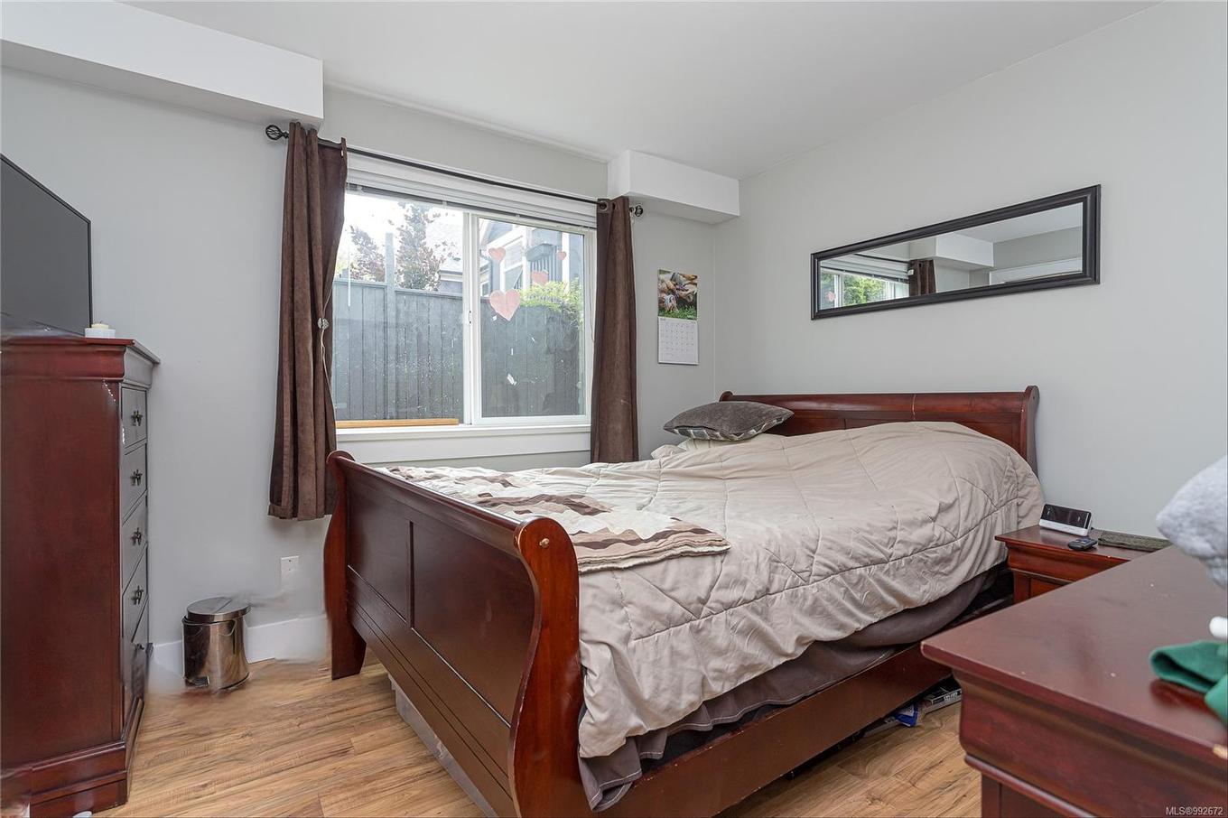 1044 Hillside Ave, Victoria, BC - Indoor Photo Showing Bedroom