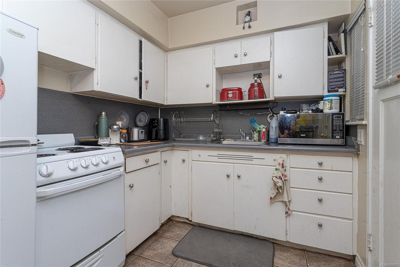 1044 Hillside Ave, Victoria, BC - Indoor Photo Showing Kitchen