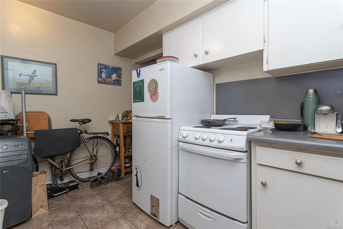 1044 Hillside Ave, Victoria, BC - Indoor Photo Showing Kitchen