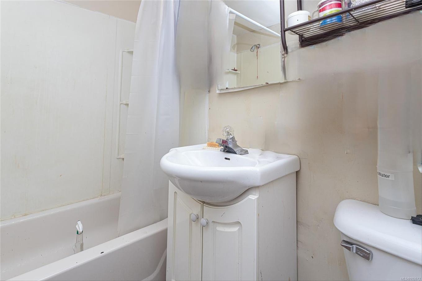 1044 Hillside Ave, Victoria, BC - Indoor Photo Showing Bathroom