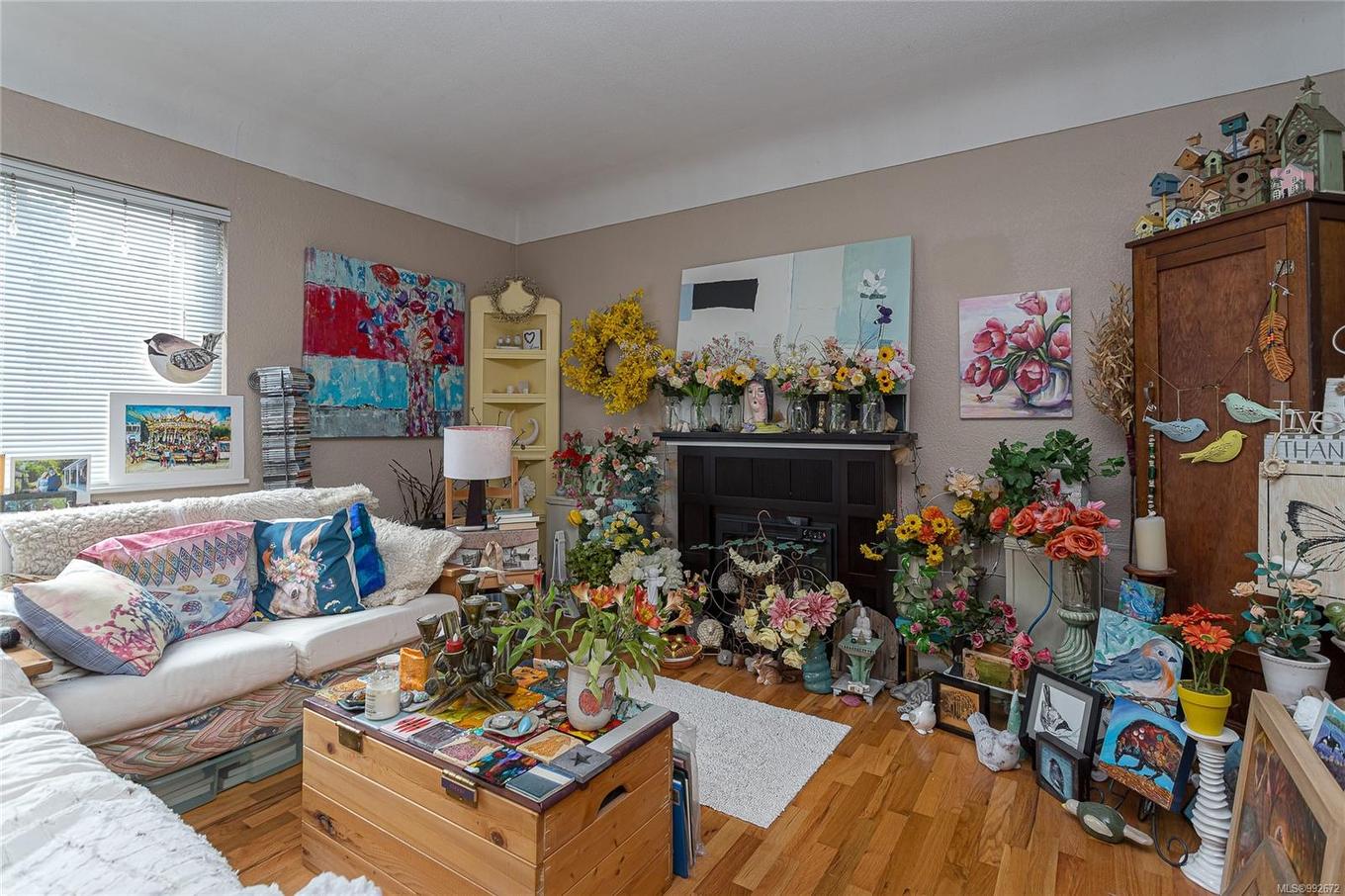 1044 Hillside Ave, Victoria, BC - Indoor Photo Showing Living Room With Fireplace