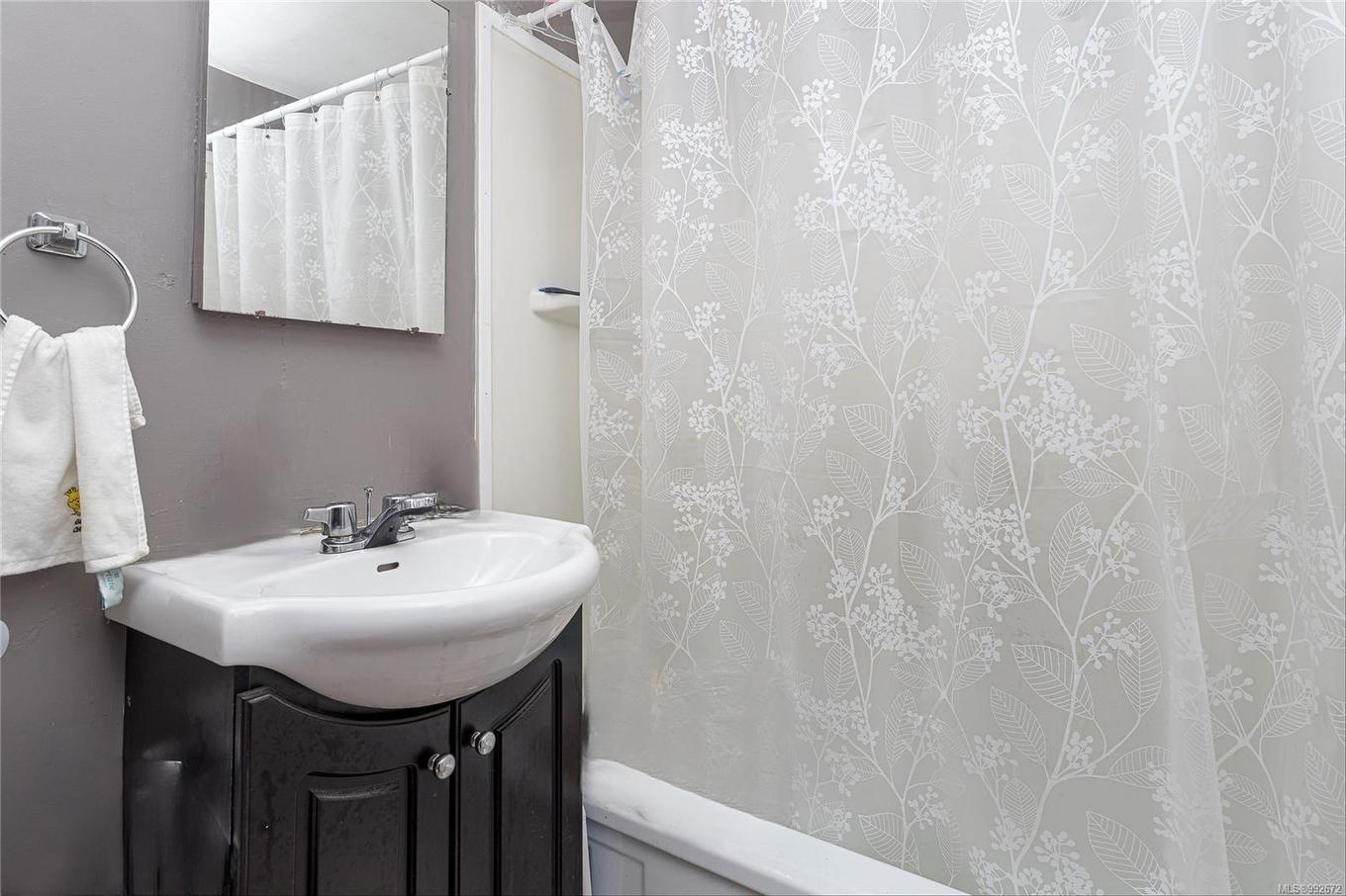 1044 Hillside Ave, Victoria, BC - Indoor Photo Showing Bathroom