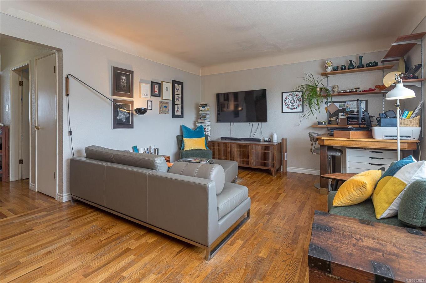 1044 Hillside Ave, Victoria, BC - Indoor Photo Showing Living Room