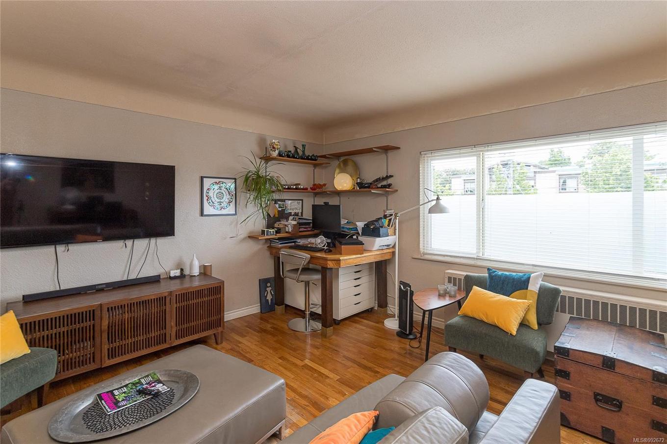 1044 Hillside Ave, Victoria, BC - Indoor Photo Showing Living Room