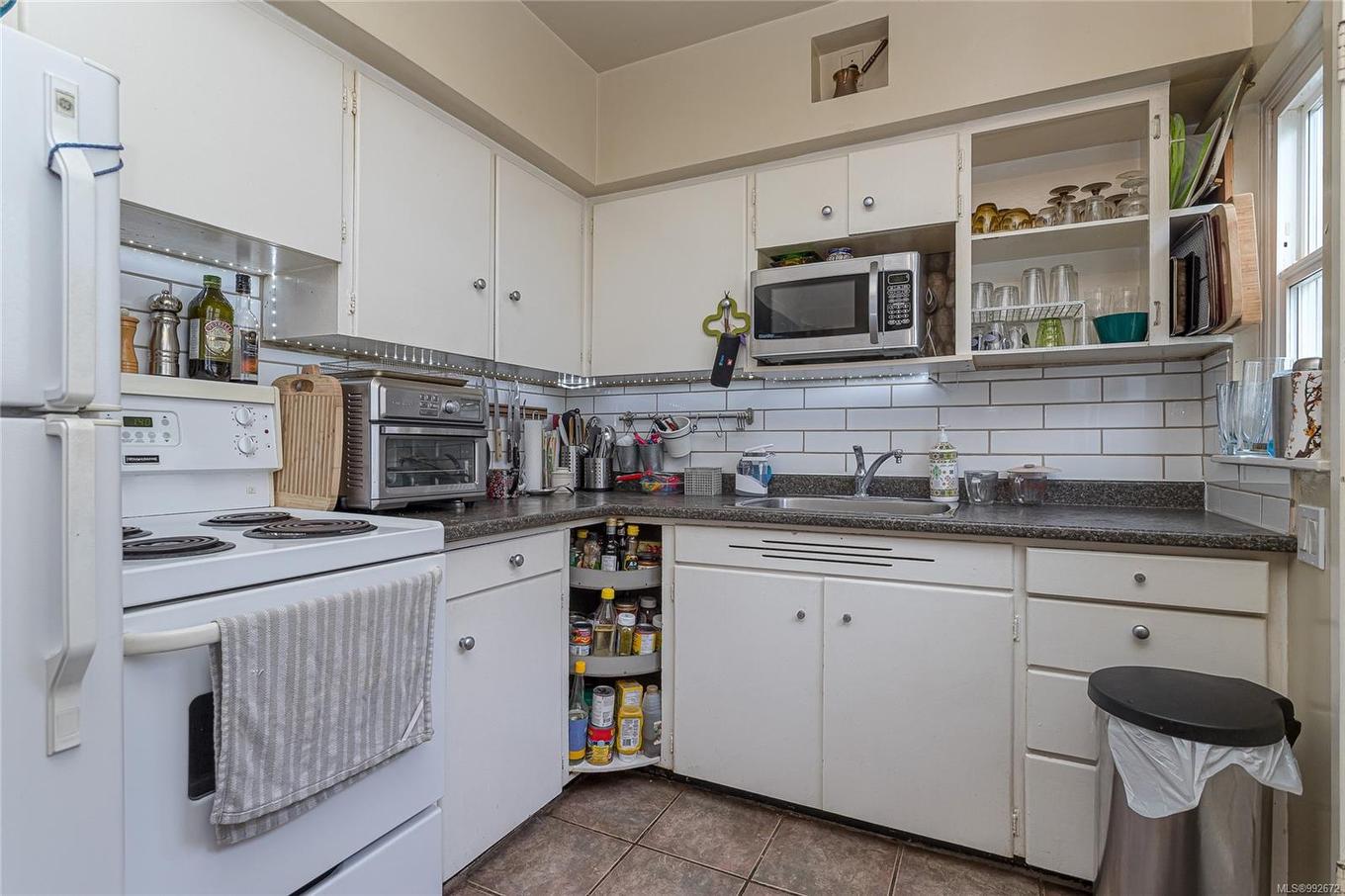 1044 Hillside Ave, Victoria, BC - Indoor Photo Showing Kitchen