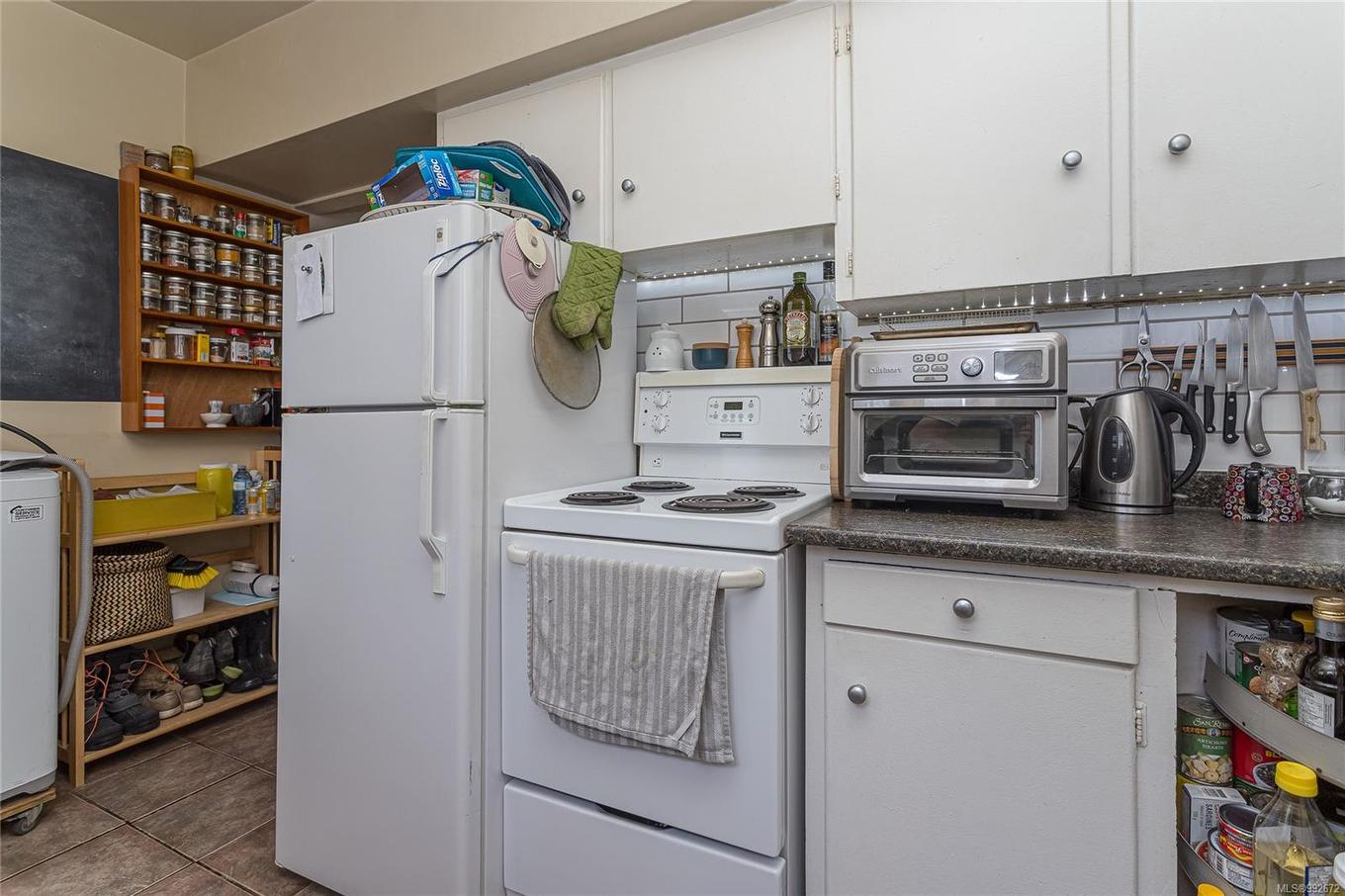 1044 Hillside Ave, Victoria, BC - Indoor Photo Showing Kitchen