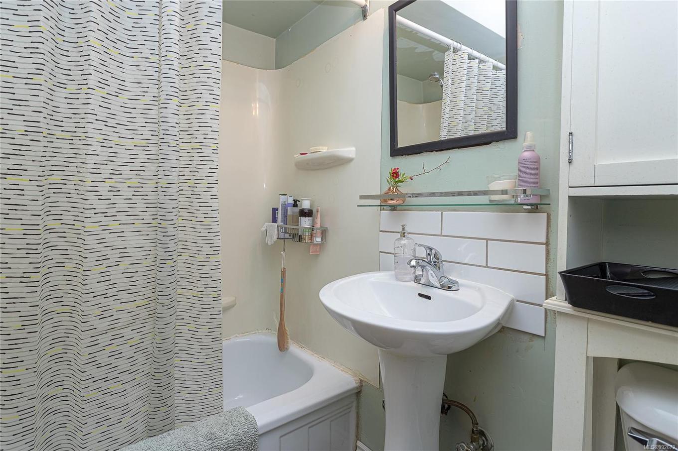 1044 Hillside Ave, Victoria, BC - Indoor Photo Showing Bathroom