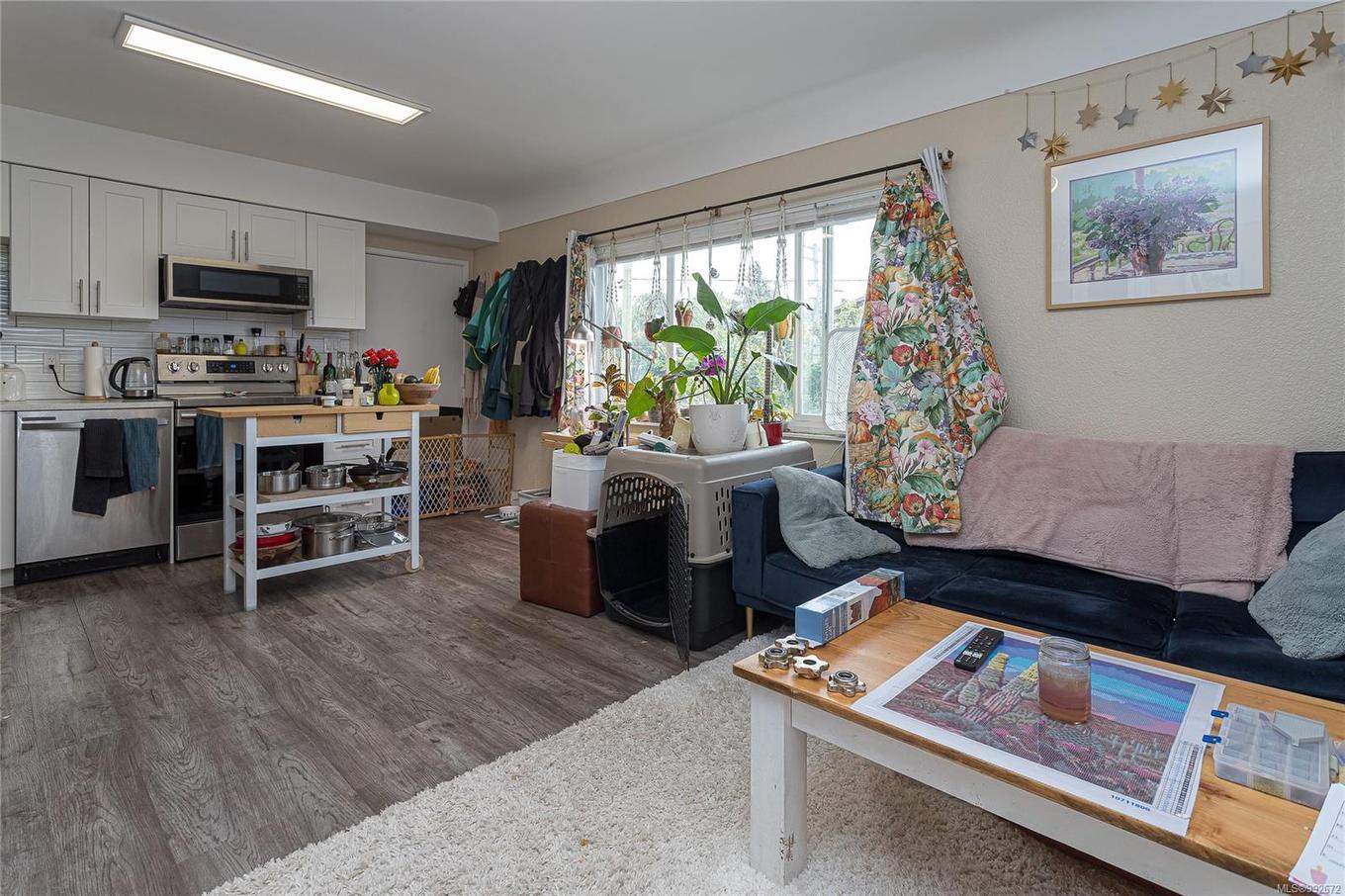 1044 Hillside Ave, Victoria, BC - Indoor