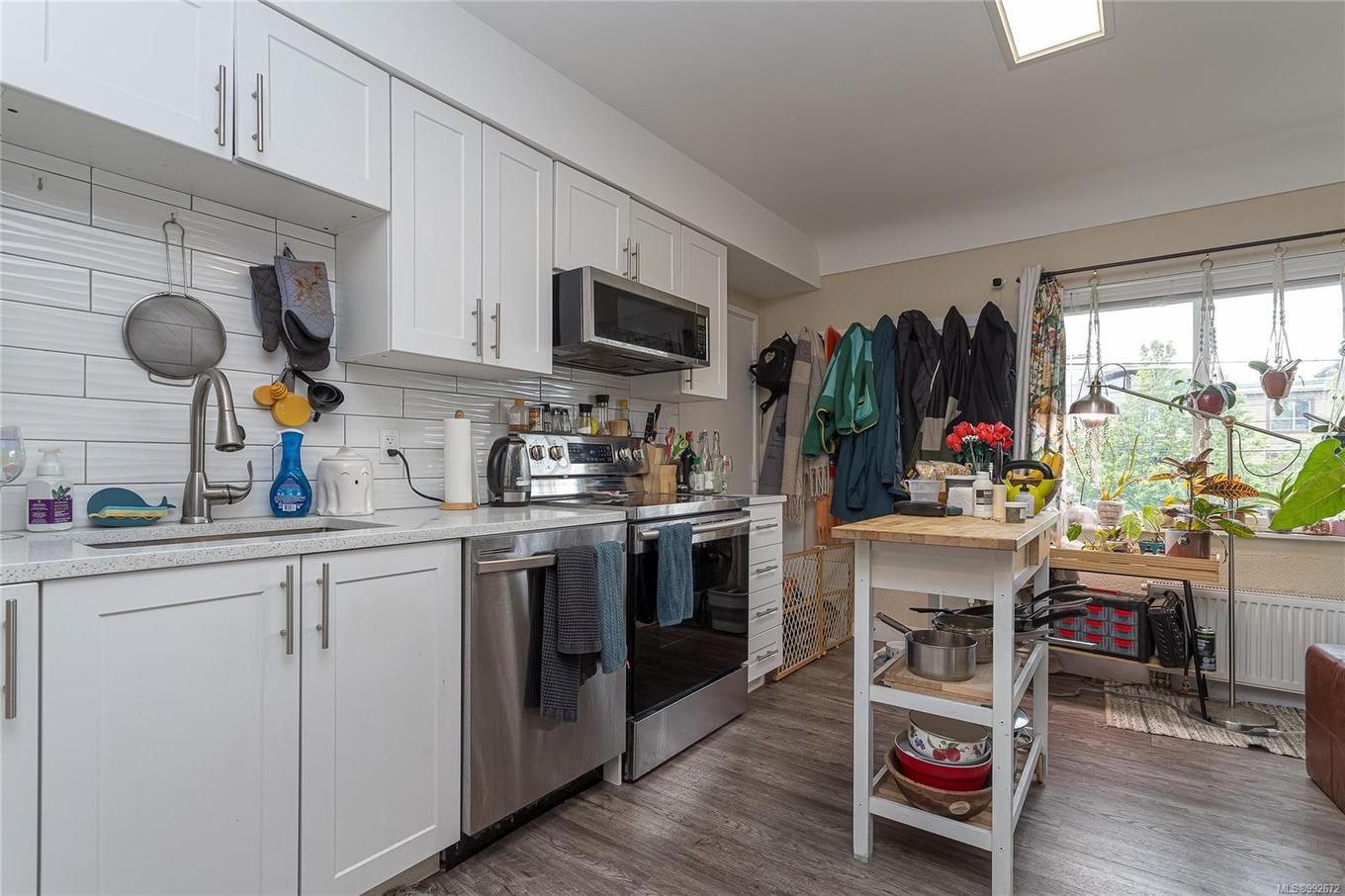 1044 Hillside Ave, Victoria, BC - Indoor Photo Showing Kitchen