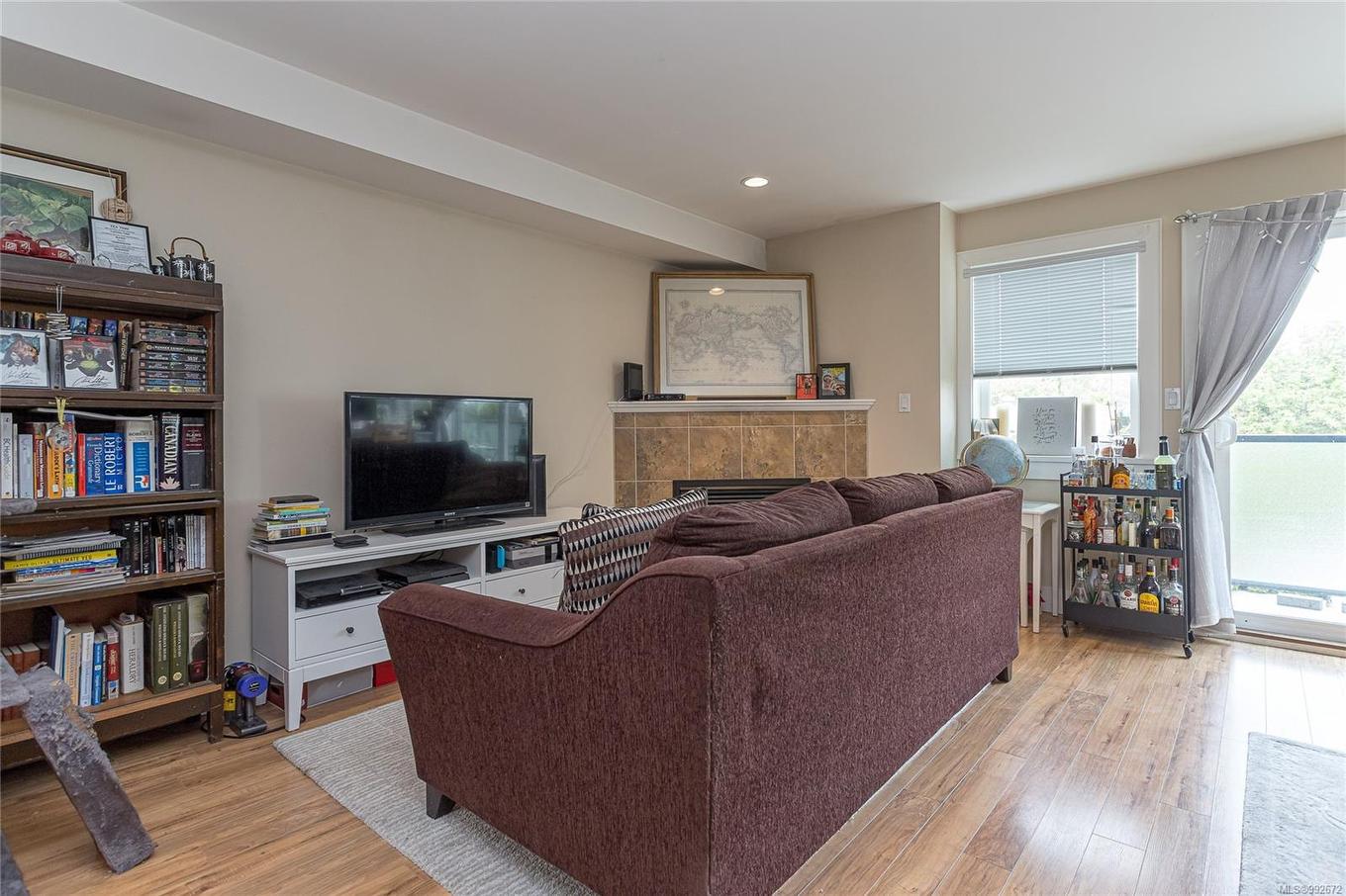 1044 Hillside Ave, Victoria, BC - Indoor Photo Showing Living Room