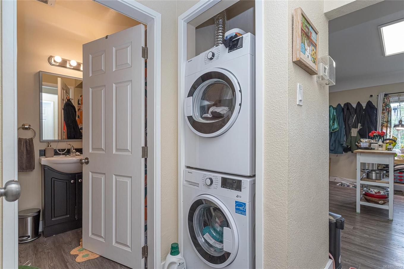 1044 Hillside Ave, Victoria, BC - Indoor Photo Showing Laundry Room