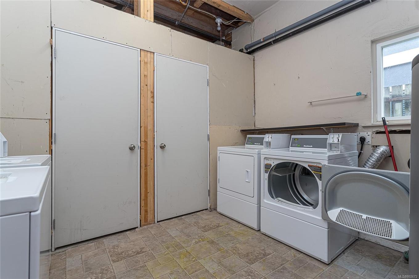 1044 Hillside Ave, Victoria, BC - Indoor Photo Showing Laundry Room