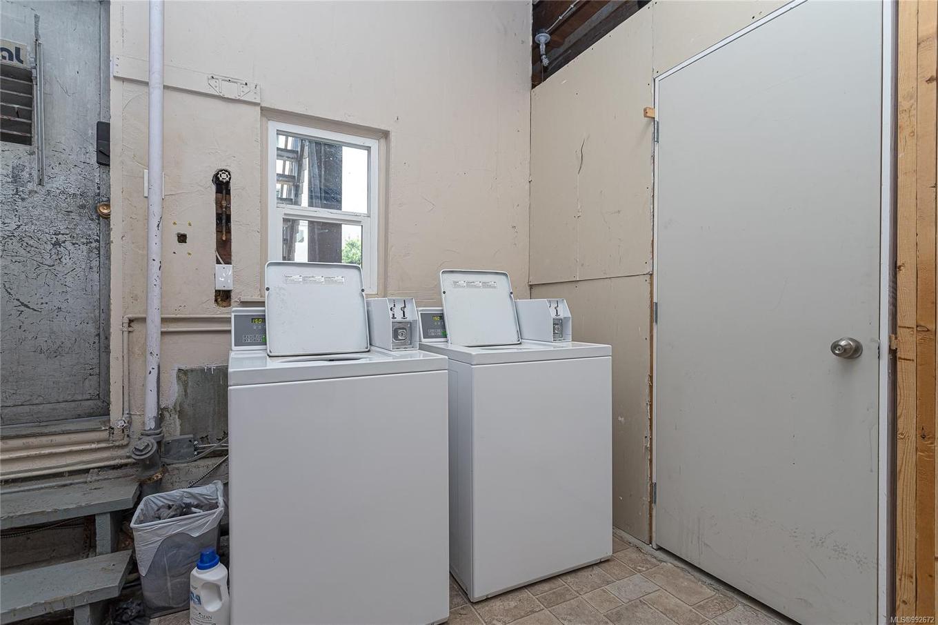 1044 Hillside Ave, Victoria, BC - Indoor Photo Showing Laundry Room
