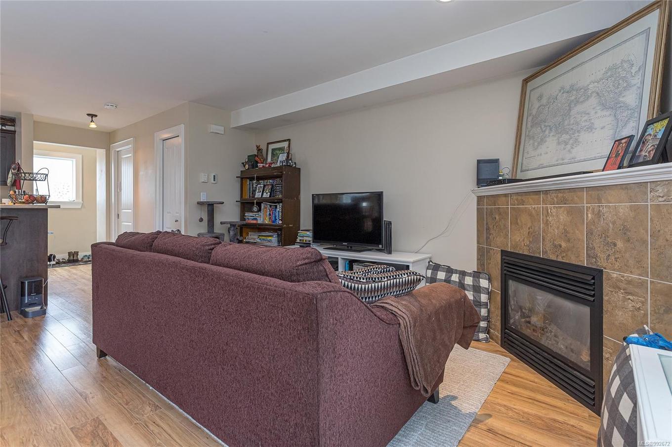 1044 Hillside Ave, Victoria, BC - Indoor Photo Showing Living Room With Fireplace