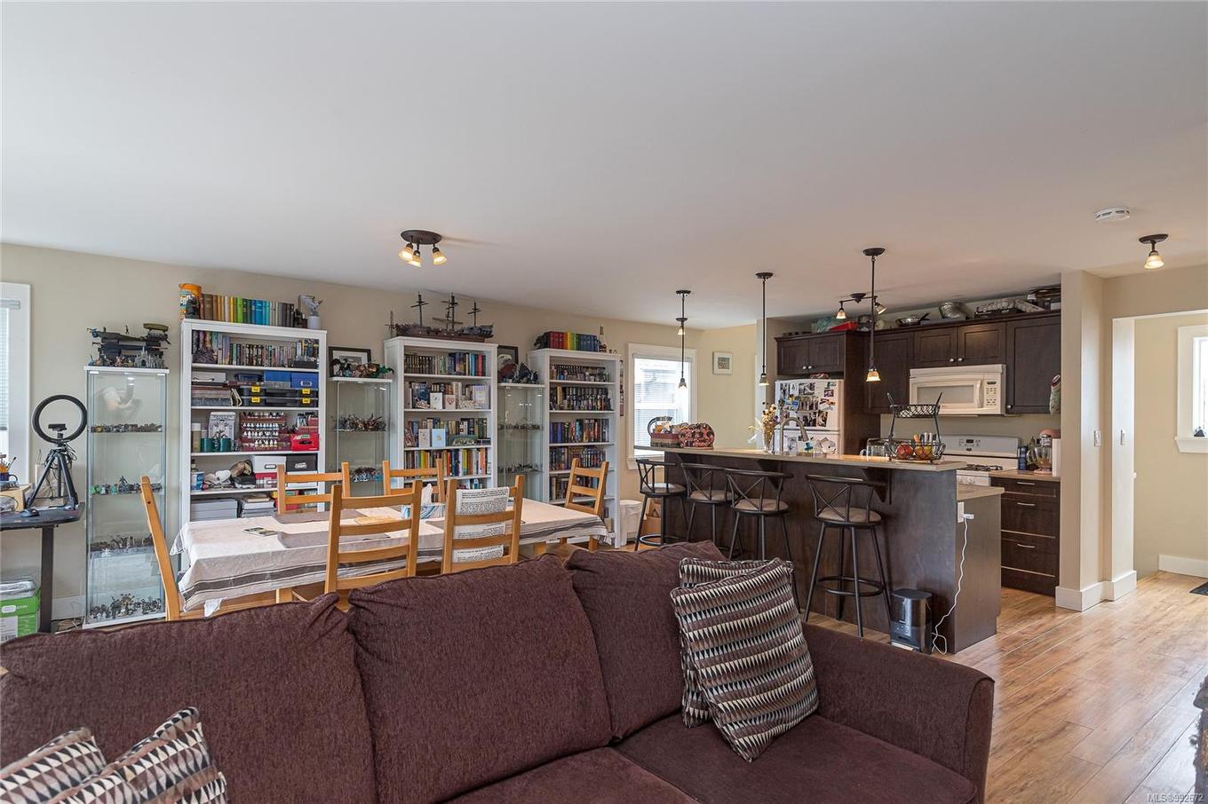 1044 Hillside Ave, Victoria, BC - Indoor Photo Showing Living Room