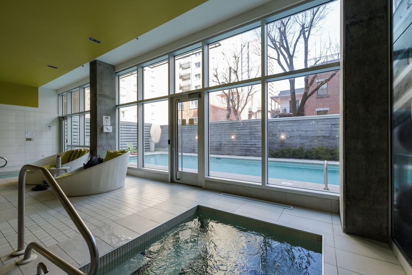 Hot tub - 2045-1414 Rue Chomedey, Montréal (Ville-Marie), QC - Indoor Photo Showing Other Room With In Ground Pool