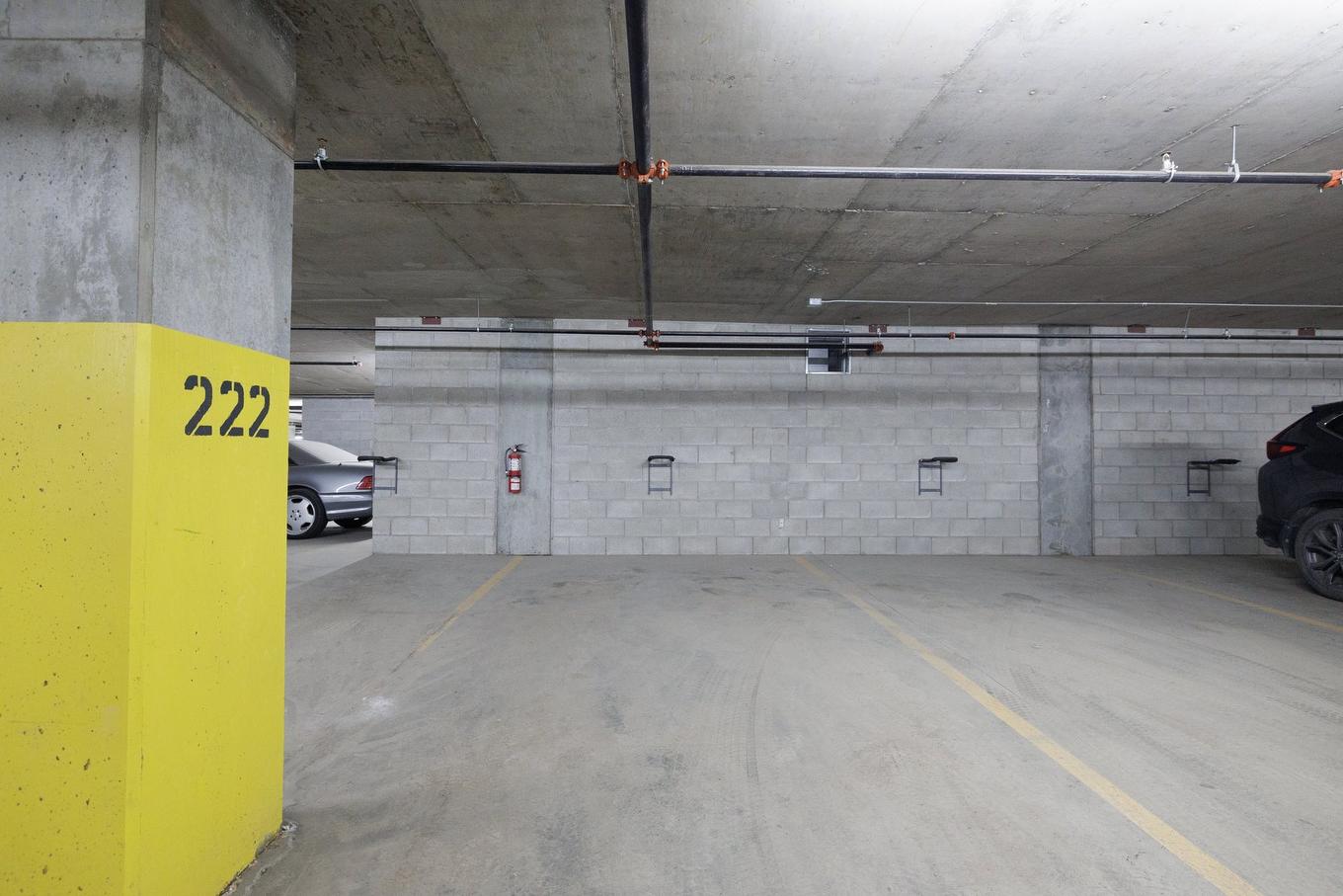 Garage - 2045-1414 Rue Chomedey, Montréal (Ville-Marie), QC - Indoor Photo Showing Garage