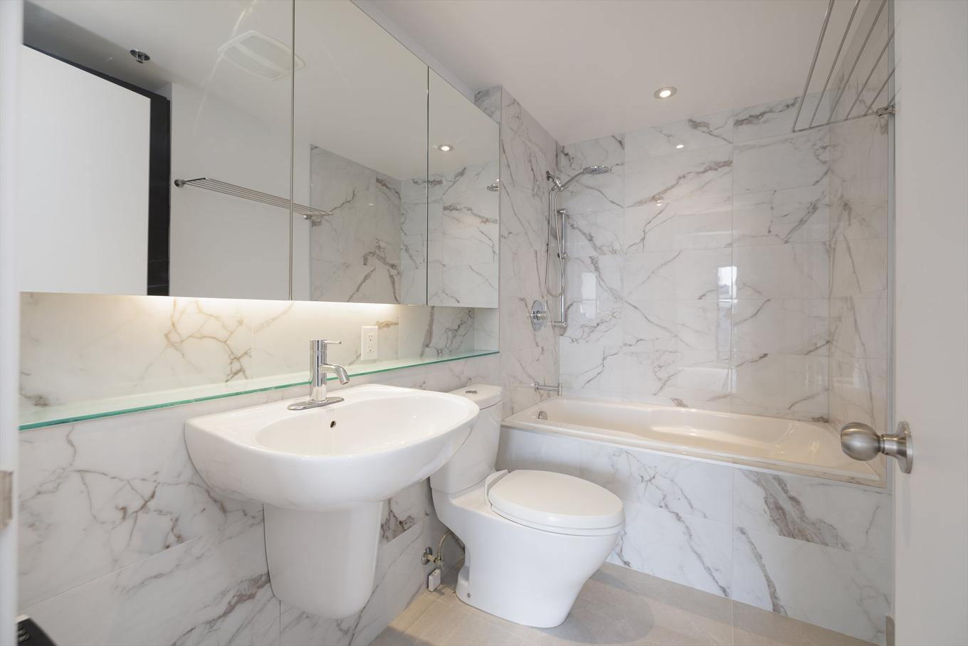 Ensuite bathroom - 2045-1414 Rue Chomedey, Montréal (Ville-Marie), QC - Indoor Photo Showing Bathroom