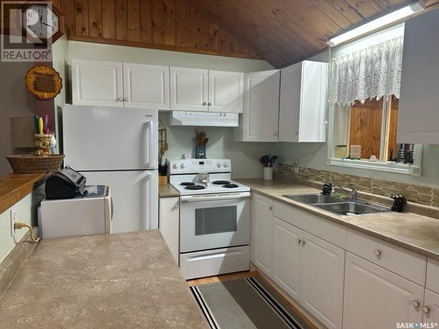 711 Waskos Drive, Northern Admin District, SK - Indoor Photo Showing Kitchen With Double Sink
