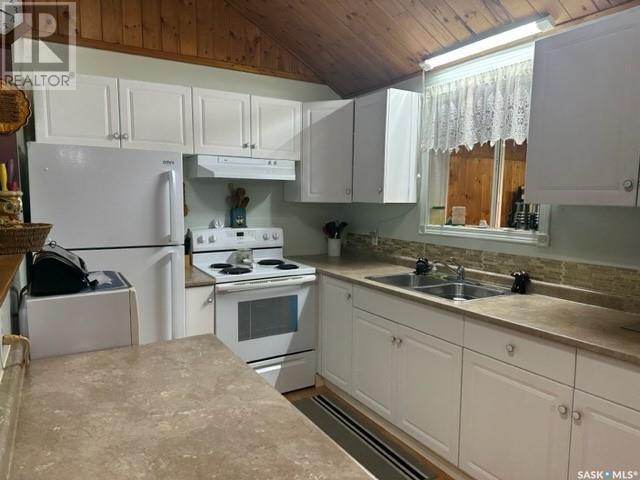 711 Waskos Drive, Northern Admin District, SK - Indoor Photo Showing Kitchen With Double Sink