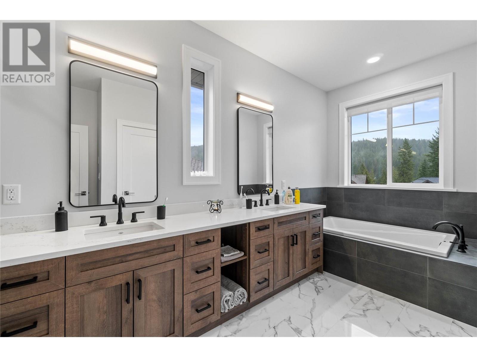 2763 Valleyview Drive, Blind Bay, BC - Indoor Photo Showing Bathroom