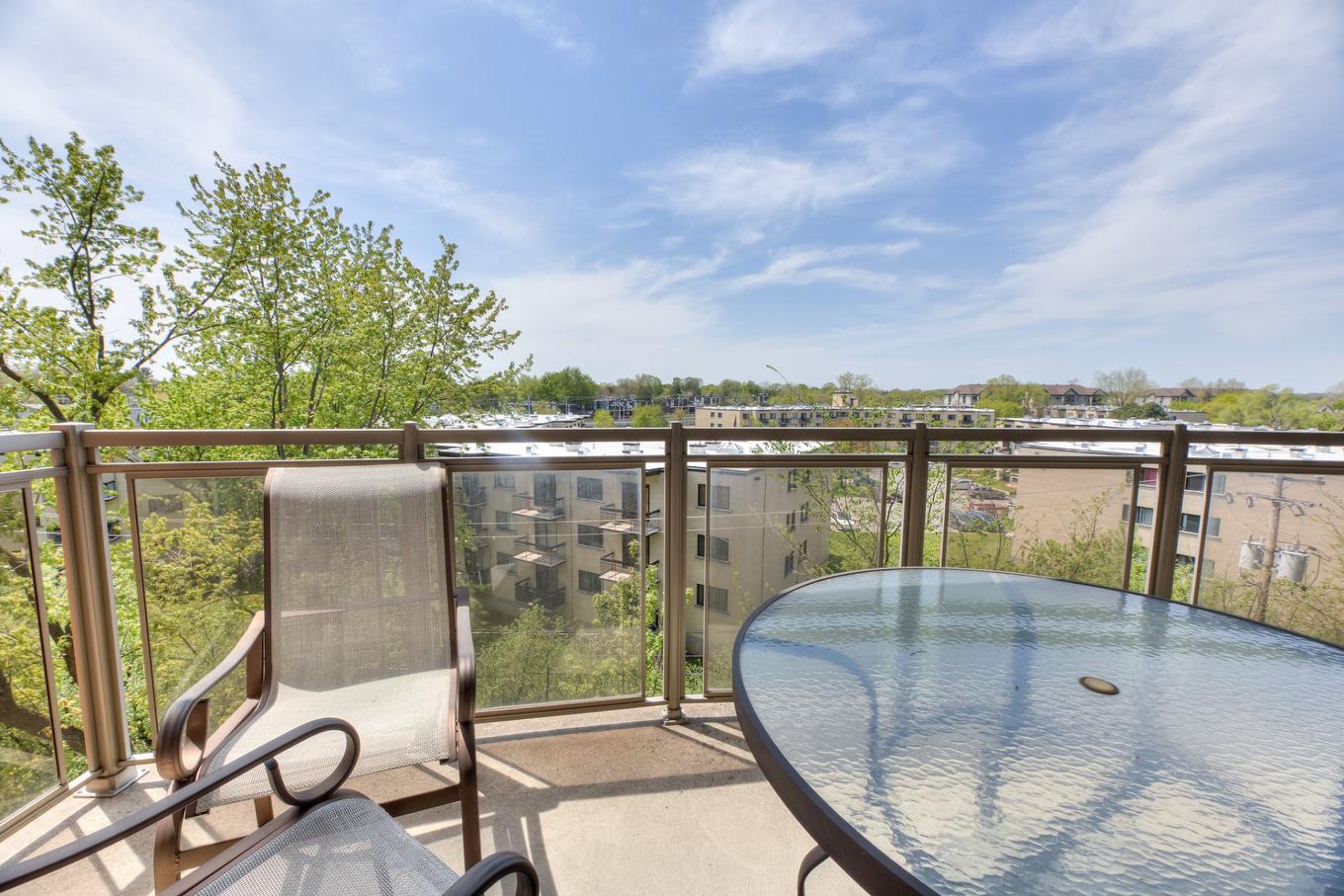 Bar - 504-5220 Boul. Des Sources, Montréal (Pierrefonds-Roxboro), QC - Outdoor