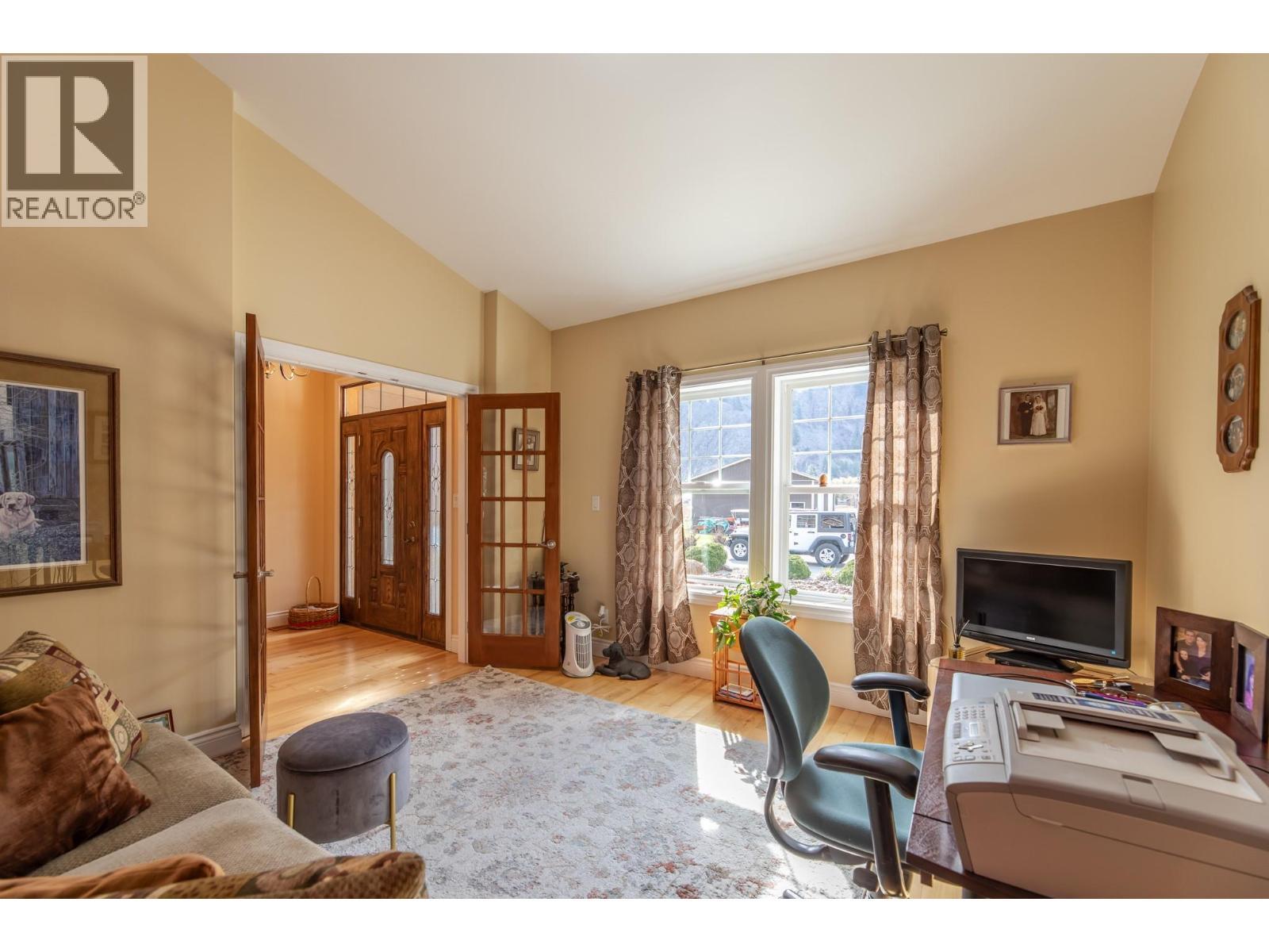 Den - 3210 / 3208 Cory Road, Keremeos, BC