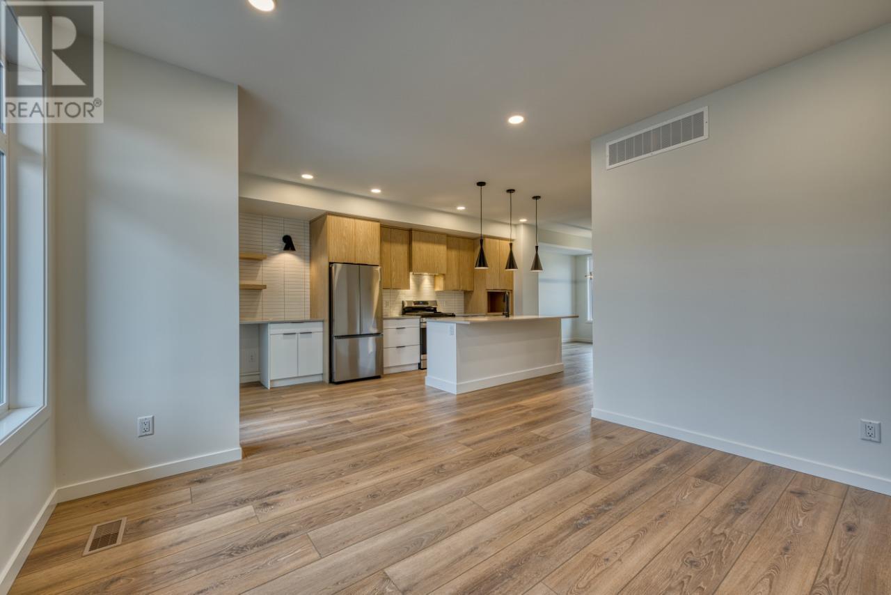 7599 Klinger Road Unit# 10, Vernon, BC - Indoor Photo Showing Kitchen