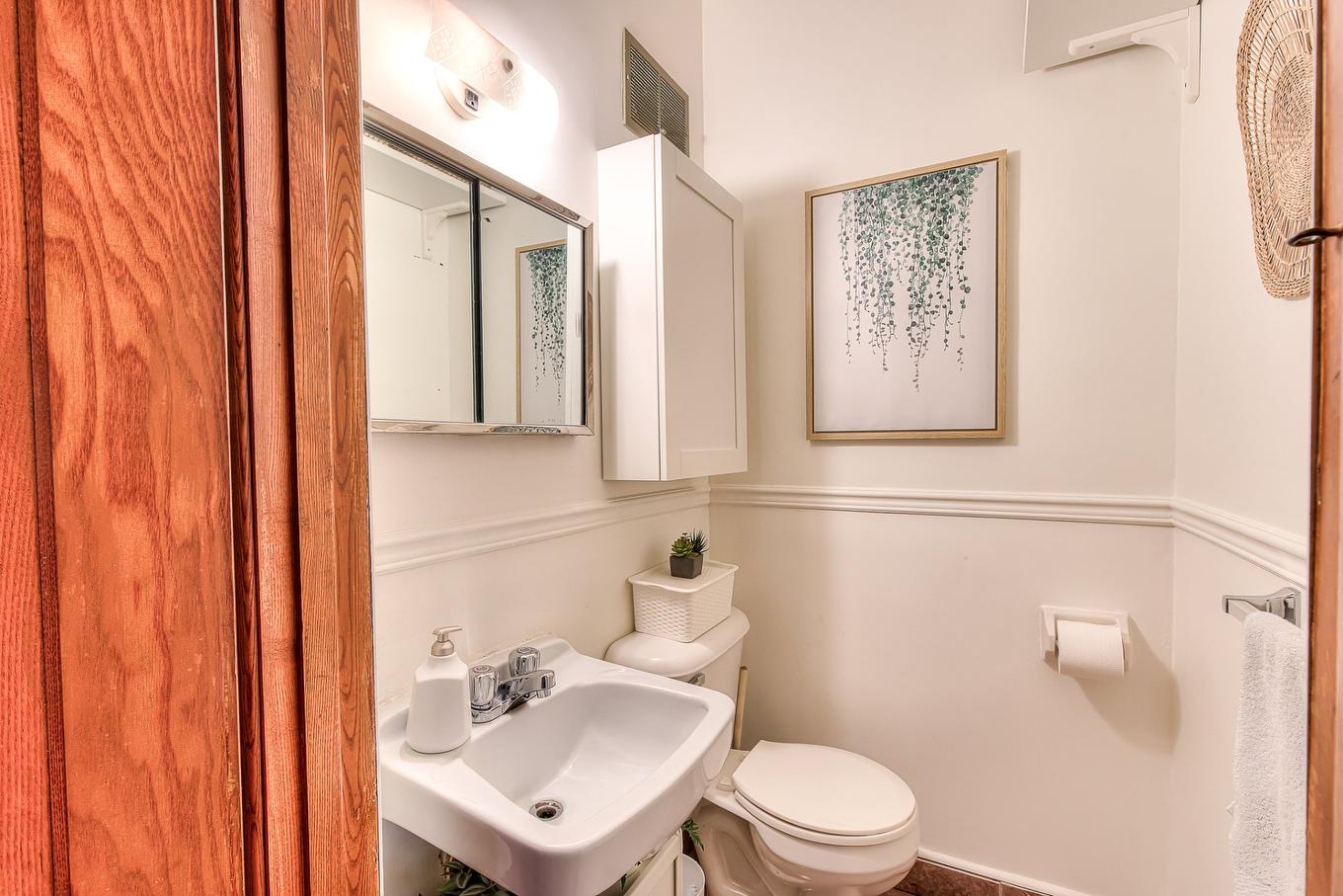 Powder room - 5325 - 5327 Av. Earnscliffe, Montréal (Côte-Des-Neiges/Notre-Dame-De-Grâce), QC - Indoor Photo Showing Bathroom