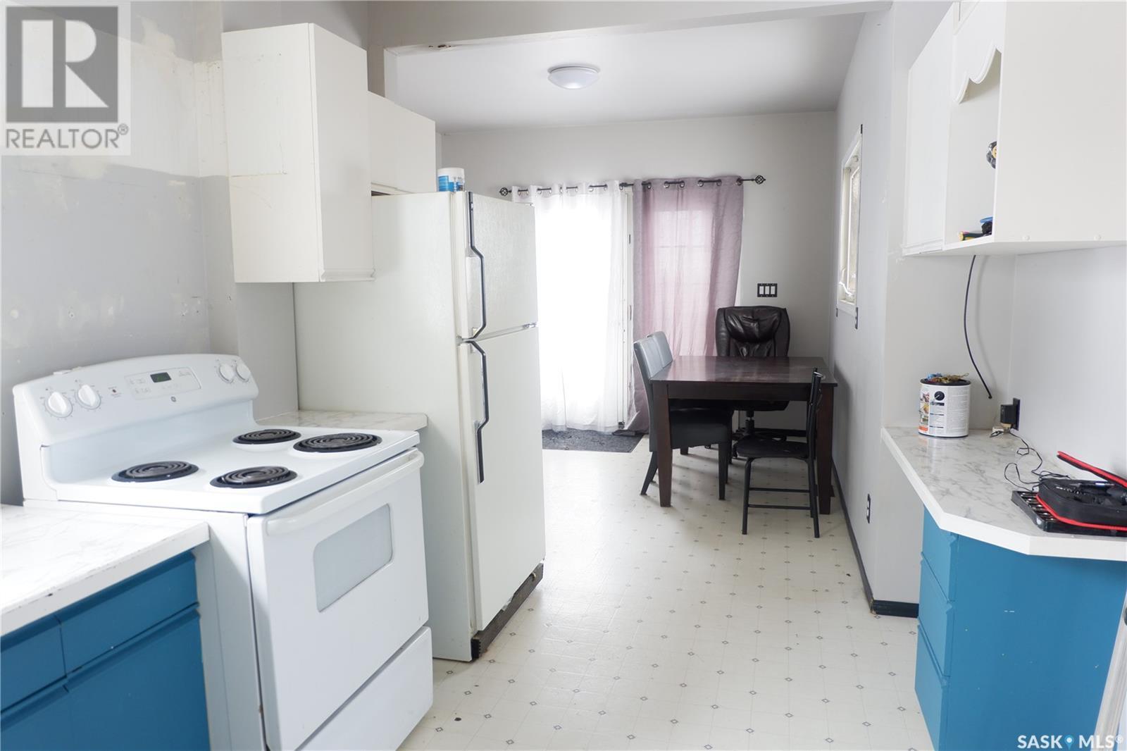 405 4Th Avenue E, Assiniboia, SK - Indoor Photo Showing Kitchen
