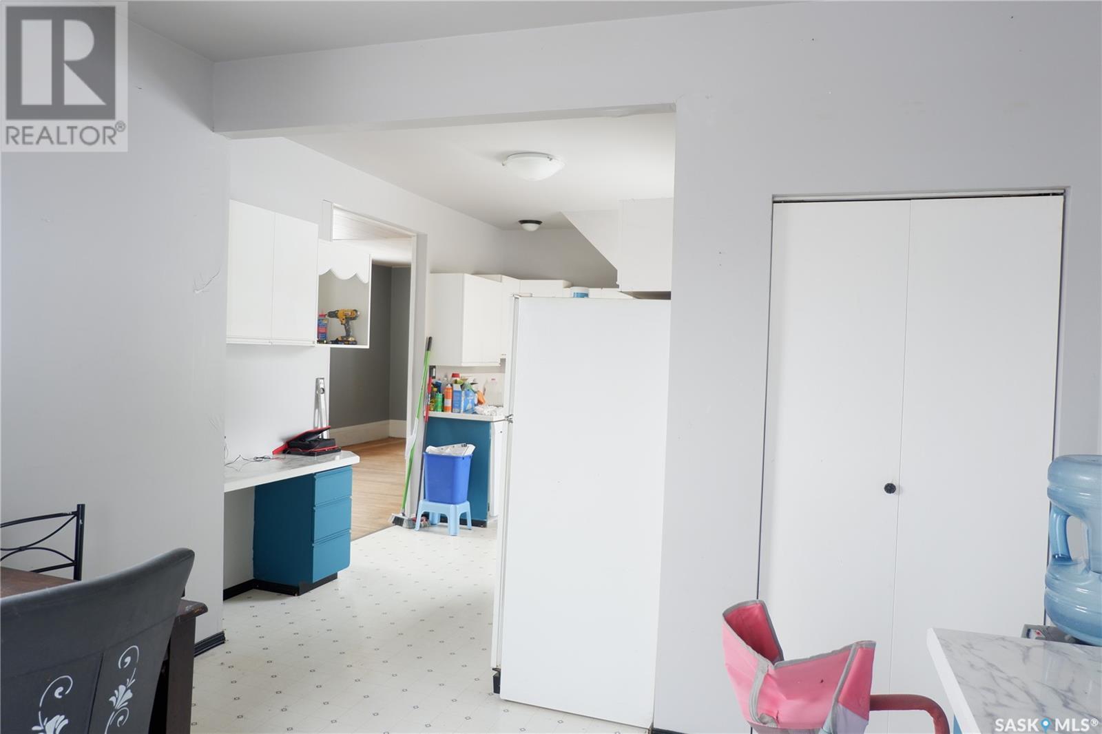 405 4Th Avenue E, Assiniboia, SK - Indoor